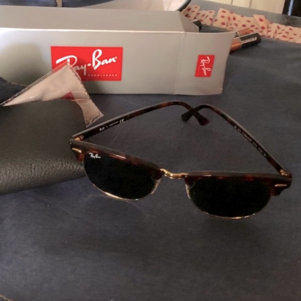 🕶️Ray-Ban Clubmaster Classic. Like new condition! 😎